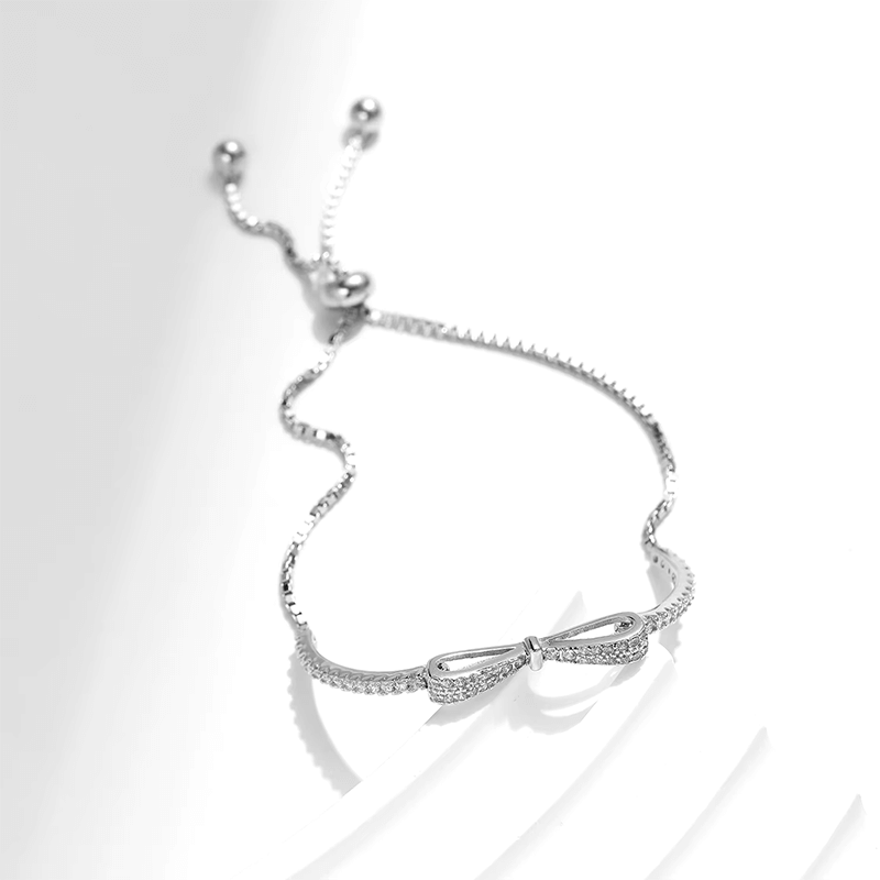 Sterling silver bracelet with delicate love knot design – adjustable and symbolic piece for elegant everyday wear