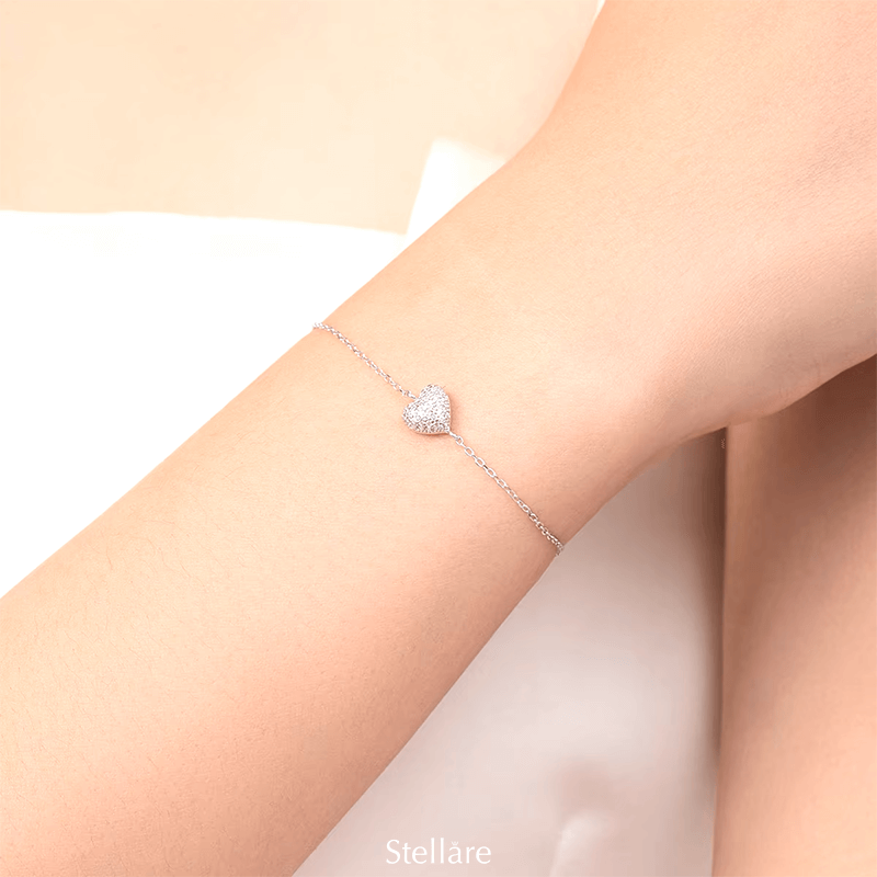 Sterling silver bracelet with pink heart charm – delicate and romantic design perfect for gifting or daily wear