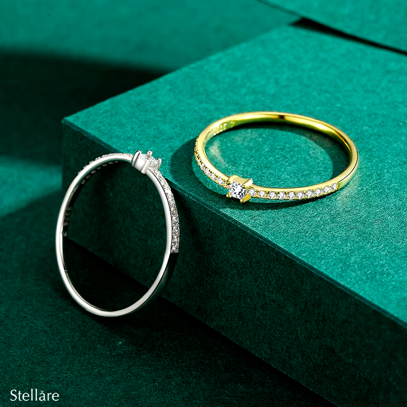 Sterling silver ring with white zirconia solitaire and pavé details – elegant and timeless design