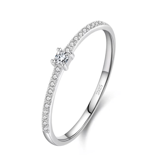 Sterling silver ring with white zirconia solitaire and pavé details – elegant and timeless design