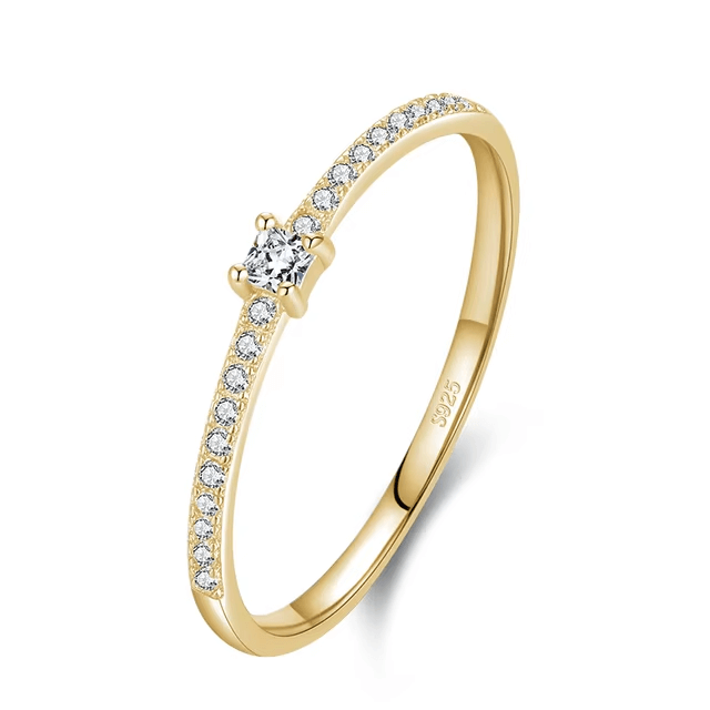 Sterling silver ring with white zirconia solitaire and pavé details – elegant and timeless design