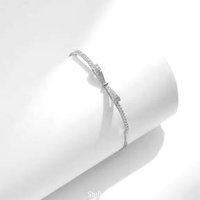 Sterling silver bracelet with delicate love knot design – adjustable and symbolic piece for elegant everyday wear