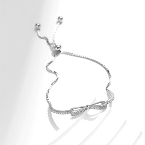 Sterling silver bracelet with delicate love knot design – adjustable and symbolic piece for elegant everyday wear