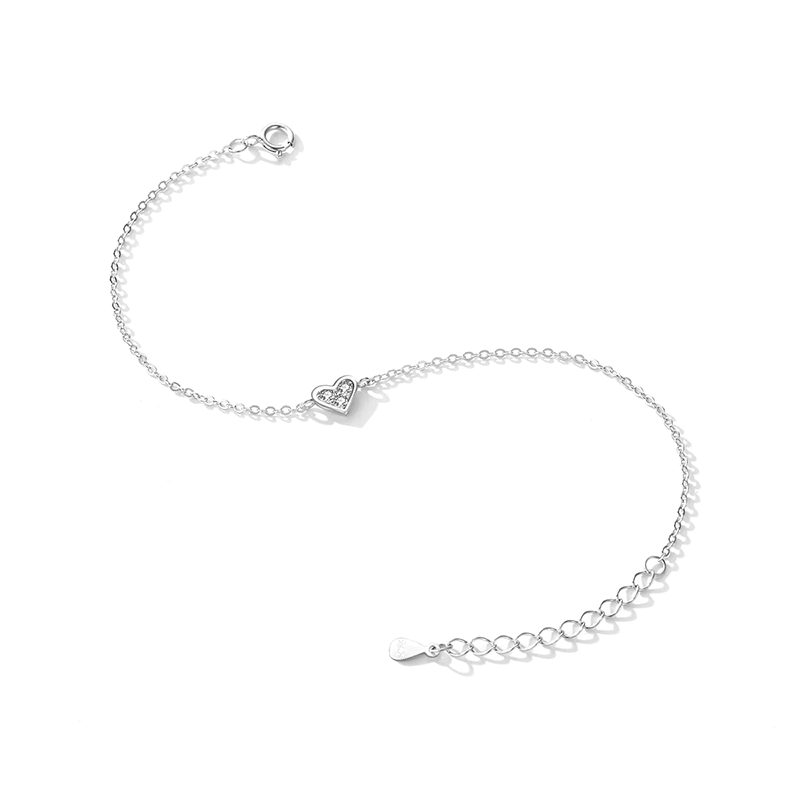 Sterling silver bracelet with heart charm – elegant and dainty design symbolising eternal love