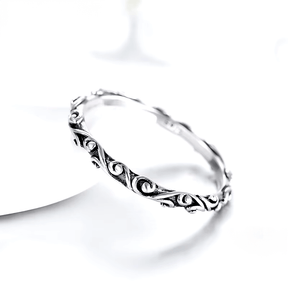 Sterling silver floral ring set with engraved nature-inspired patterns – stackable duo in silver and rose tones for romantic everyday wear