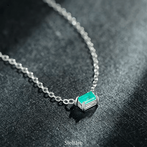 Sterling silver necklace with rectangular green gemstone – modern elegance and delicate brilliance for everyday wear