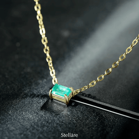 Sterling silver necklace with rectangular green gemstone – modern elegance and delicate brilliance for everyday wear
