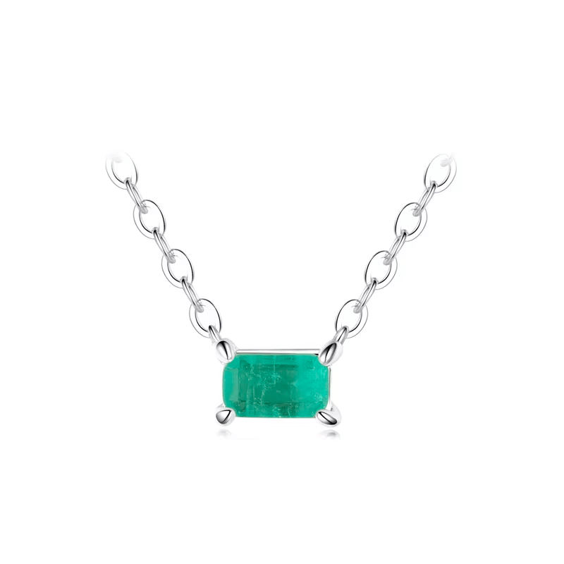 Sterling silver necklace with rectangular green gemstone – modern elegance and delicate brilliance for everyday wear