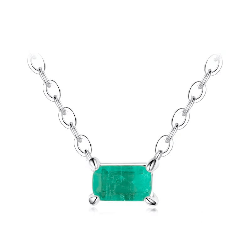 Sterling silver necklace with rectangular green gemstone – modern elegance and delicate brilliance for everyday wear