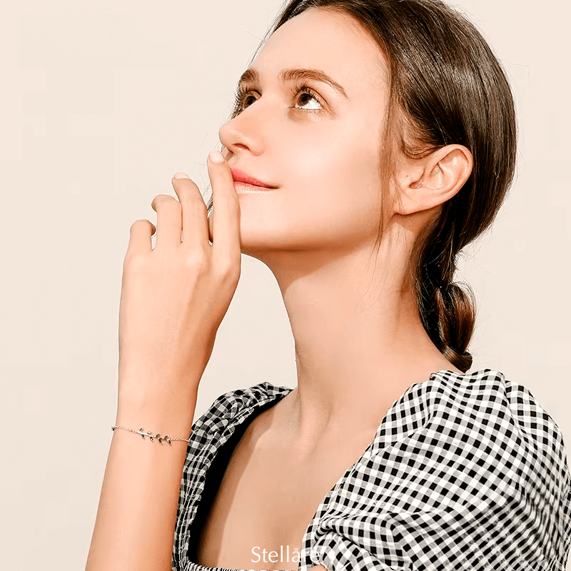 Sterling silver bracelet with green leaf charms – nature-inspired design combining elegance and freshness for everyday wear