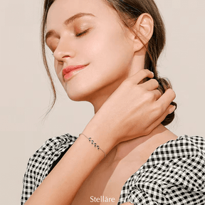 Sterling silver bracelet with green leaf charms – nature-inspired design combining elegance and freshness for everyday wear