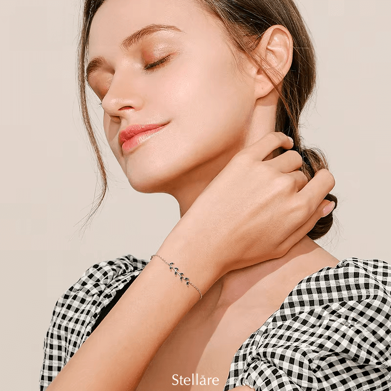 Sterling silver bracelet with green leaf charms – nature-inspired design combining elegance and freshness for everyday wear