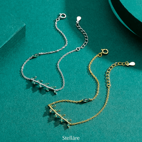 Sterling silver bracelet with green leaf charms – nature-inspired design combining elegance and freshness for everyday wear