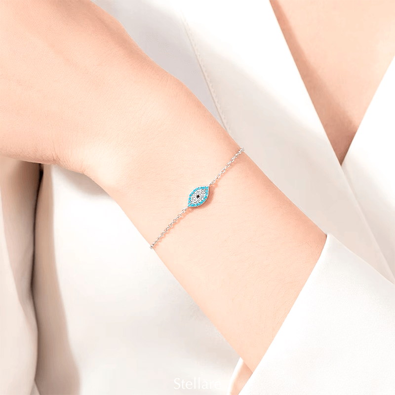 Sterling silver bracelet with blue evil eye charm – minimalist protection jewellery with spiritual meaning and elegance