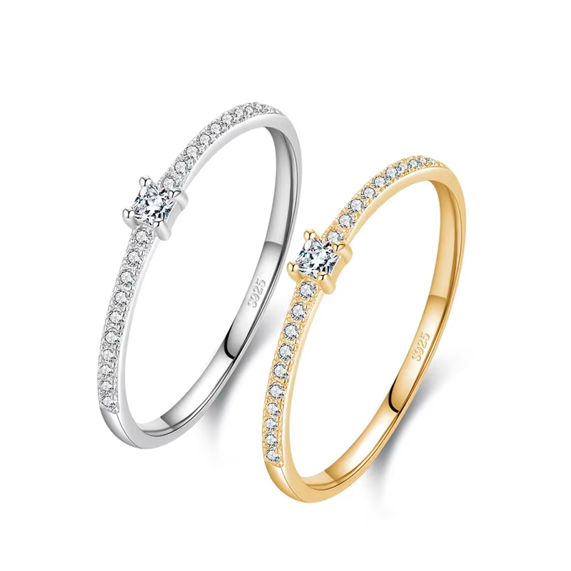 Sterling silver ring with white zirconia solitaire and pavé details – elegant and timeless design