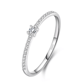 Sterling silver ring with white zirconia solitaire and pavé details – elegant and timeless design