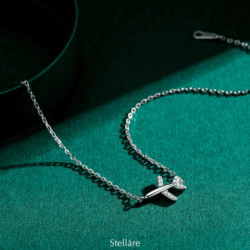 Sterling silver bracelet with dainty airplane charm – minimalist design for travel lovers and elegant everyday style