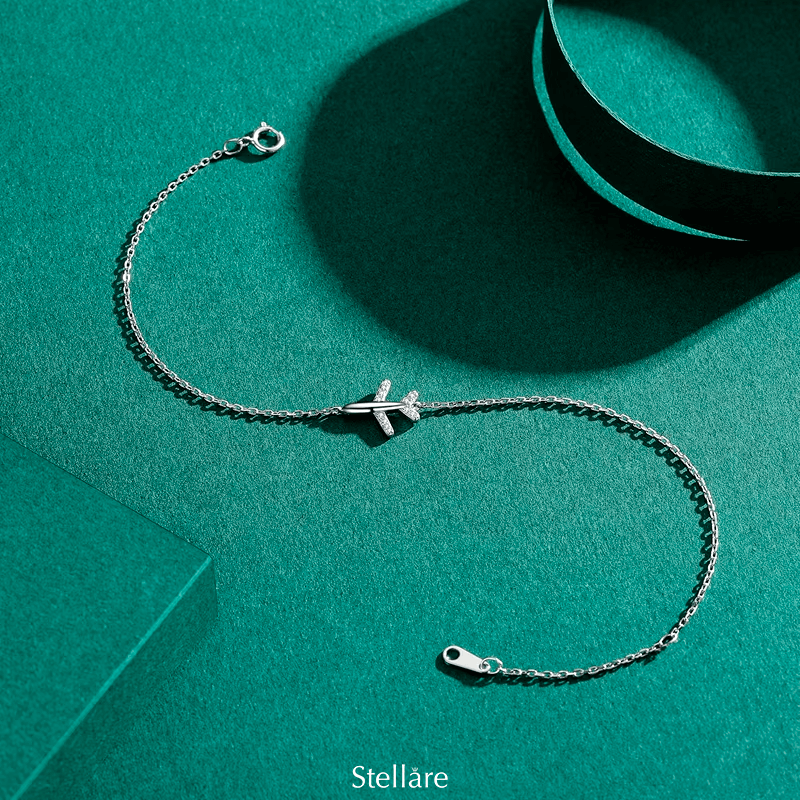 Sterling silver bracelet with dainty airplane charm – minimalist design for travel lovers and elegant everyday style